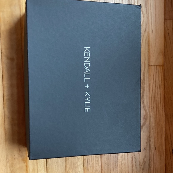 Kendall & Kylie - Picture 10 of 10